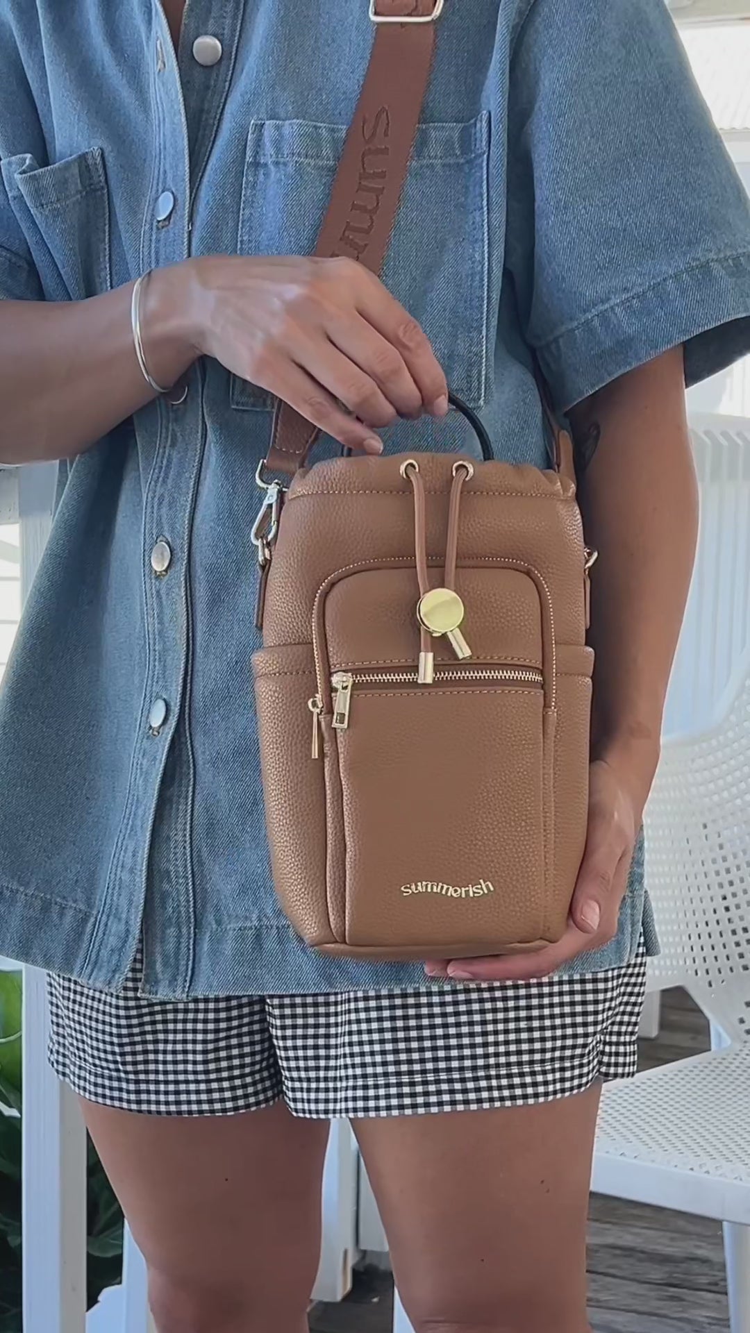 Tan water bottle bag video